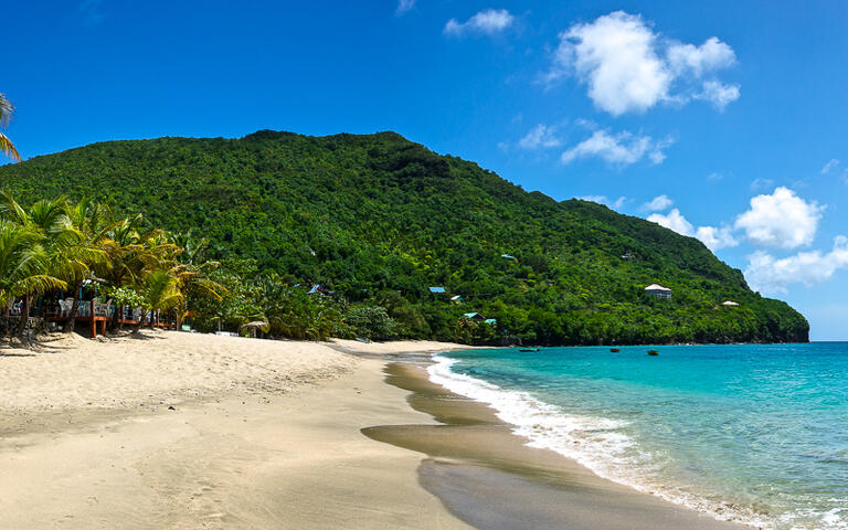 Der wunderschöne Sandstrand auf der Insel Bequia - die größte Insel des Staates St. Vincent und die Grenadinen © kenkistler / shutterstock.com