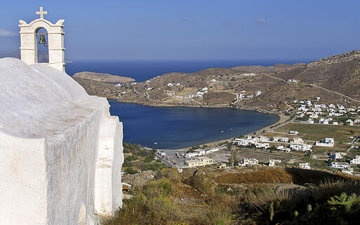 Die weiße Kirche vor dem Ormos Hafen von Ios © Elpis Ioannidis / Shutterstock.com