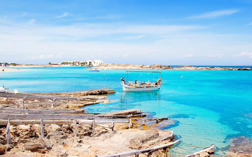 Fischerboot an der Küste von Es Pujols auf der Balearen Insel Formentera © holbox / shutterstock.com