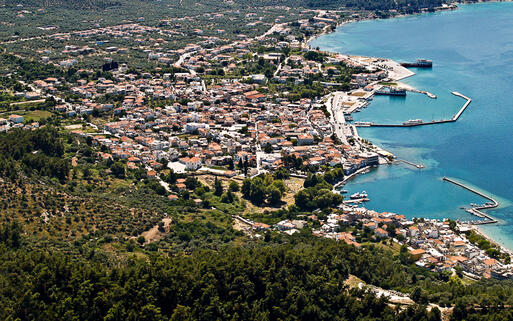 Blick über die Dächer von Limenaria an der südwestlichen Küste von Thassos © airphoto.gr / Shutterstock.com