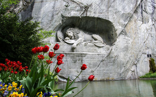 Das Löwendenkmal zählt zu den Hauptattraktionen von Luzern © VLADJ55 / Shutterstock.com