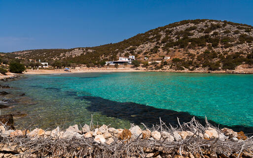 Wunderschöner Strand bei Mykonos Stadt mit glasklarem Wasser © TakB / shutterstock.com