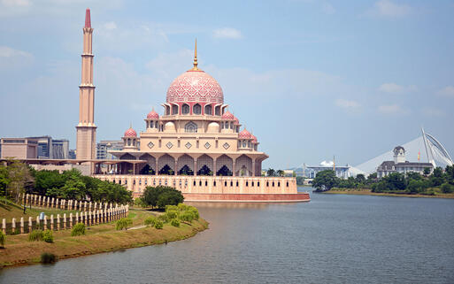 Die Moschee Putra in der Planstadt Putrajaya © suronin  / Shutterstock.com