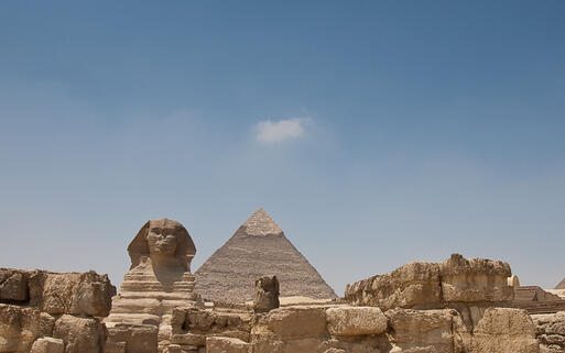 Die Sphinx mit Pyramiden © Dennis Rozie / Shutterstock.com