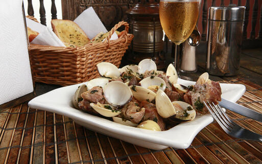 Typisch portugiesisches Gericht: Schweinefleisch mit Venusmuscheln © REDAV / Shutterstock.com