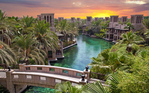 Angelegter Fluss durch die grüne Oase in Dubai © Marcella Miriello