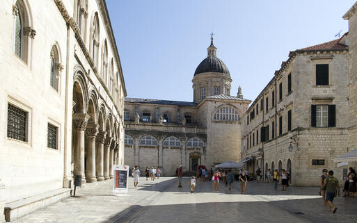 Die Stradun ist die größte Einkaufs- und Flanierstraße in Dubrovnik © versh / shutterstock.com