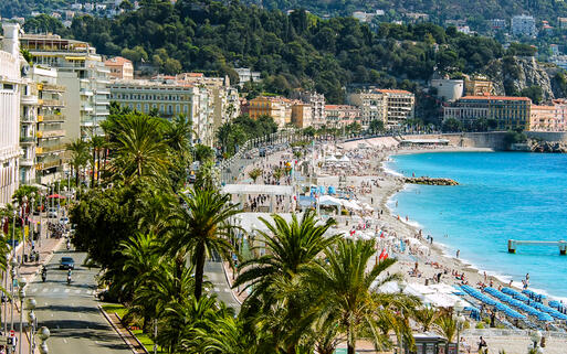 Promenade von Anglais mit der berühmten gleichnamigen Anglais Bucht in Nizza © FloridaStock / shutterstock.com