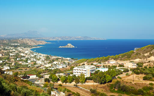 Die Kamari Bucht und die kleine Insel Kastri liegen im Süden der Insel © Anna Lurye / Shutterstock.com