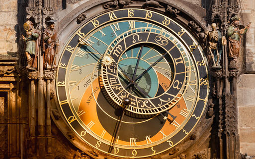 Die Prager Rathausuhr, auch Aposteluhr genannt, ist eine weltweit bekannte astronomische Uhr an der Südmauer des Rathauses © kps1664 / Shutterstock.com