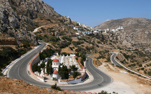 Das Dorf Menetes auf Karpathos, im Vordergrund der Friedhof des Ortes © wesolc  / Shutterstock.com