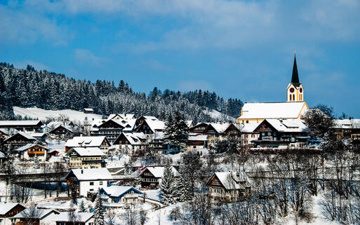 Blick über die kleine schneebedeckte Stadt Oberstaufen im Allgäu, Deutschland © Alex Timaios Photography / shutterstock.com