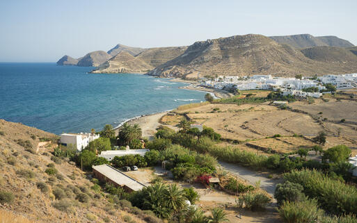 Das weiße Dorf Las Negras auf der Halbinsel Cabo de Gata in der Provinz Almería © Olaf Speier / Shutterstock.com