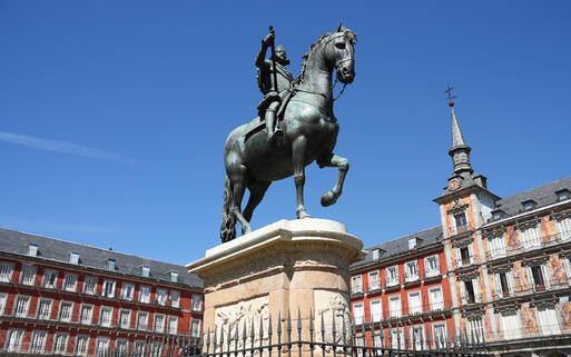 Denkmal an der Plaza Mayor in Madrid, Spanien © Tupungato  / Shutterstock.com