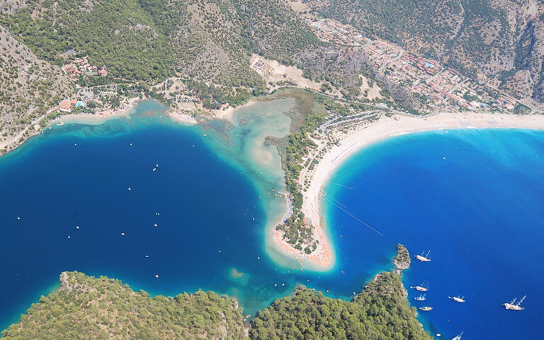 Blick auf die Küste von Ölüdeniz und ihre Lagune © aislin / Shutterstock.com