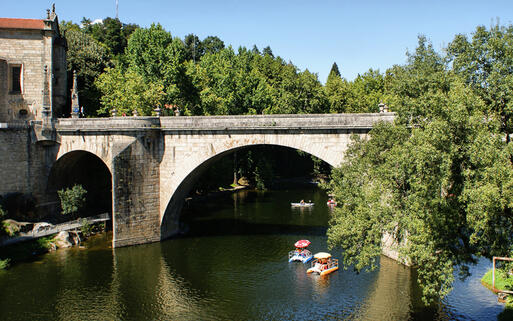Die Brücke von Amarante über dem Fluss Tamega © Vector99 / Shutterstock.com