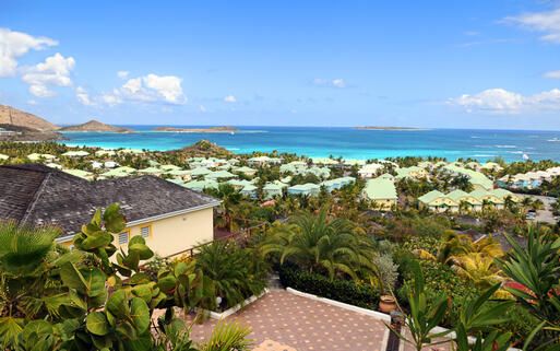 Blick über die Stadt in Sint Martin © R. Gino Santa Maria / shutterstock.com