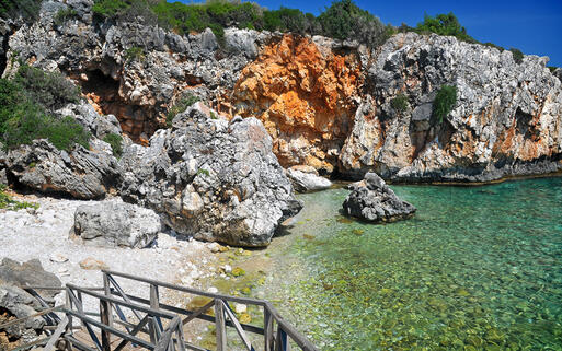 Ein kleiner Kiesstrand in der Nähe von Skala © Calek / Shutterstock.com