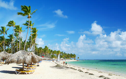 Karibisches Strand-Resort mit weißem Sand und türkisem Meer © Joao Virissimo / Shutterstock.com