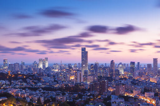 Die Skyline von Tel Aviv und Ramat Gan bei Sonnenuntergang © Dmitry Pistrov / Shutterstock.com
