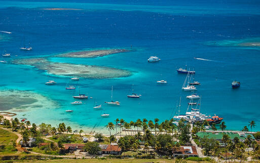 Lagune vor dem Yacht Club auf der Insel Union Island - die südlichste Insel von St. Vincent und die Grenadinen © Pawel Kazmierczak / shutterstock.com