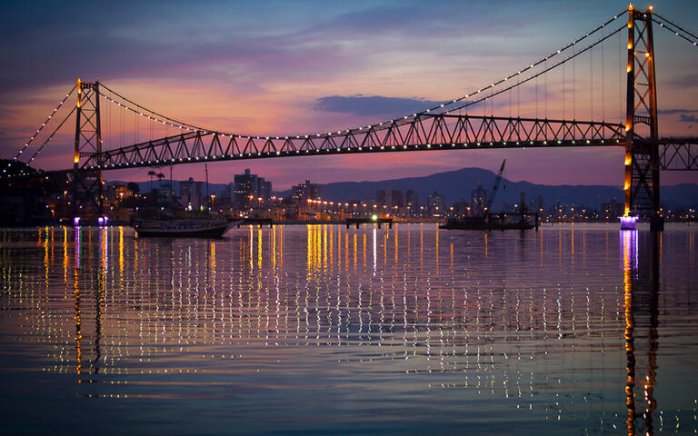 Die Hercilio Luz Brücke bei Sonnenuntergang, Santa Catarina, Brasilien © Daniel Wiedemann / shutterstock.com