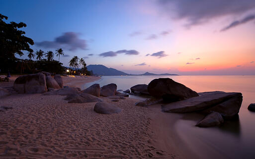 © Nickolay Khoroshkov / Shutterstock.com Sonnenuntergang am Lamai Beach in Koh Samui, Thailand © Nickolay Khoroshkov / Shutterstock.com