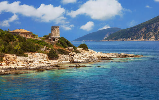 Der alte Leutturm der Hafenstadt Fiskardo im Norden von Kefalonia © Mila Atkovska / Shutterstock.com
