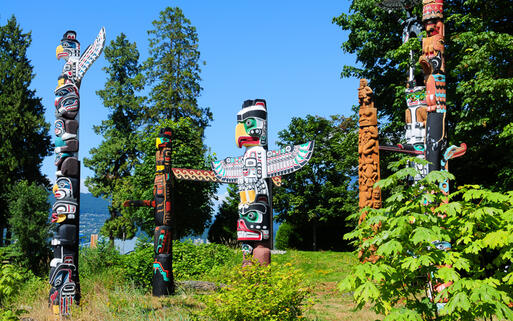 Totempfähle im Stanley Park in Vancouver © Regien Paassen / Shutterstock.com