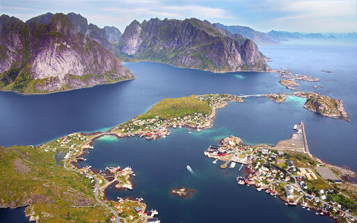 Blick über die einzigartige Küstenlandschaft von Norwegen © Igor Plotnikov / Shutterstock.com