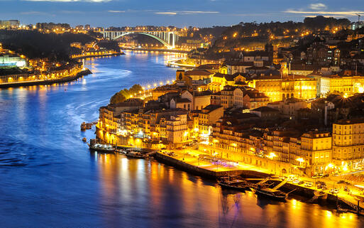 Ribeira ist die historische Altstadt mit pulsierendem Nachtleben im Herzen von Porto © Nick K. / Shutterstock.com