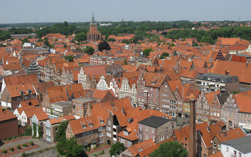 Blick auf die roten Dächer von Lüneburg © guentermanaus / Shutterstock.com