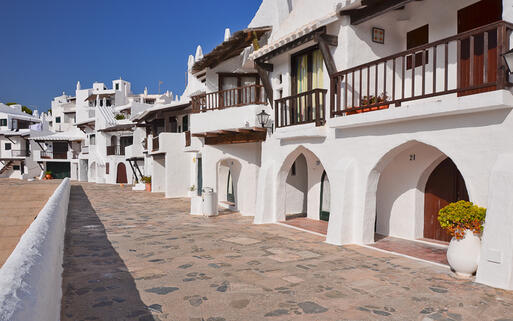 Typisch weiße Häuser im Dorf Binibequer Vell auf Menorca © Pawel Kazmierczak / shutterstock.com