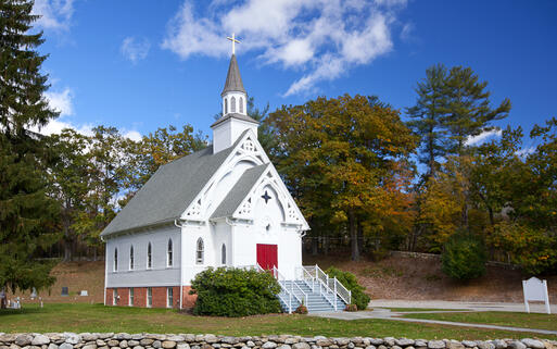 Typisch weiße Kirche in New England © Erika Cross / shutterstock.com