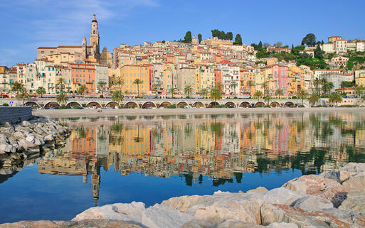 Blick auf Menton an der französischen Riviera © travelpeter / Shutterstock.com