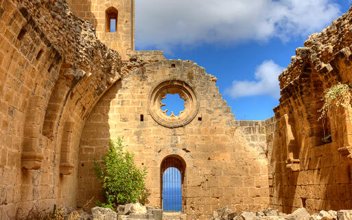 Die historische Bellapais Klosterkirche in Kyrenia, Nordzypern © Debu55y / Shutterstock.com