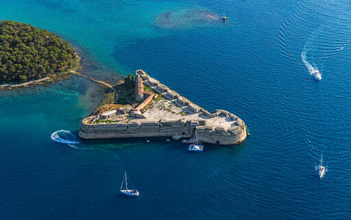 Blick auf die Festung von St. Nicholas im Sibenik Archipel © OPIS Zagreb / shutterstock.com