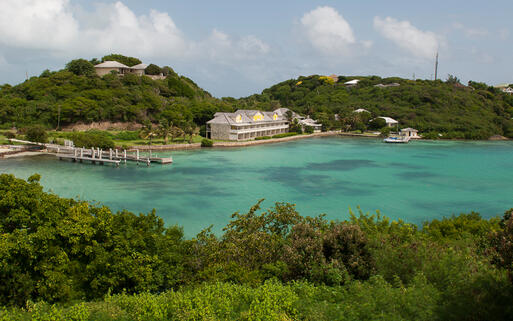 Long Bay Beach © Luis Santos / shutterstock.com