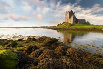 Das Schloss Dunguaire bei Sonnenaufgang, Irland © Patryk Kosmider / Shutterstock.com