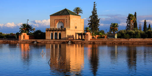 Pavillon im Jardin de la Ménara in Marrakesch © John Copland  / Shutterstock.com
