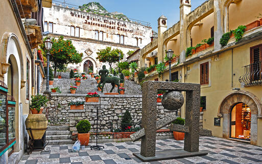 Ein lieblicher Platz in Taormina © steba / shutterstock.com