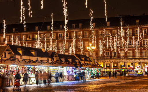 Weihnachtsmarkt am Hauptplatz von Madrid, Spanien © Jose Ignacio Soto / shutterstock.com