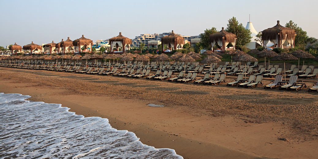 Dunkler Sandstrand bei Sonnenuntergang in Belek &copy; yykkaa / Shutterstock.com