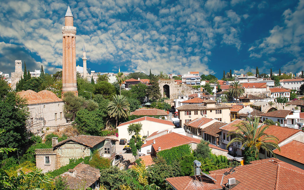 Die Altstadt Antalyas, links das Minarett der Yivli Minare Moschee &copy; Waj / Shutterstock.com